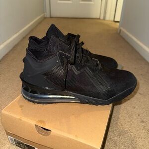 LeBron xviii low
Sz 11
Perfect condition
Og all
